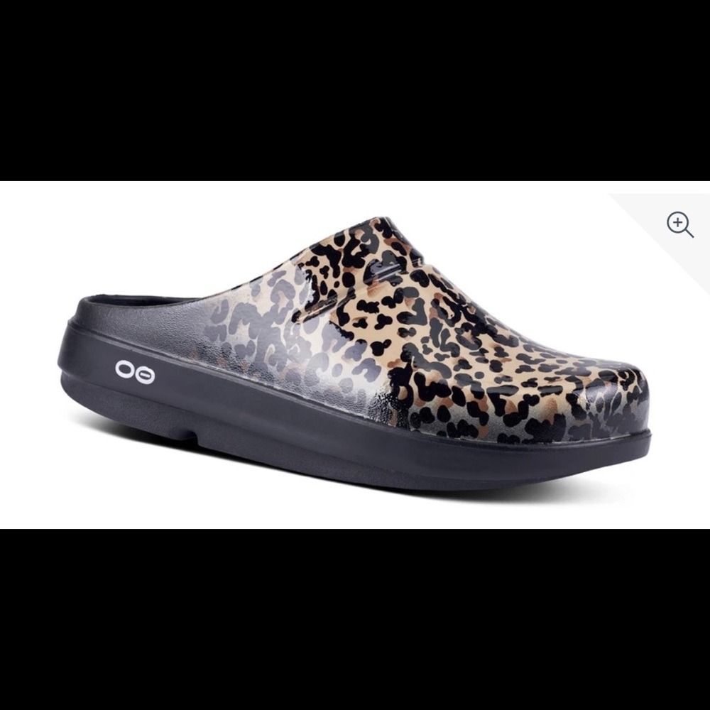 Oofos women’s leopard clogs